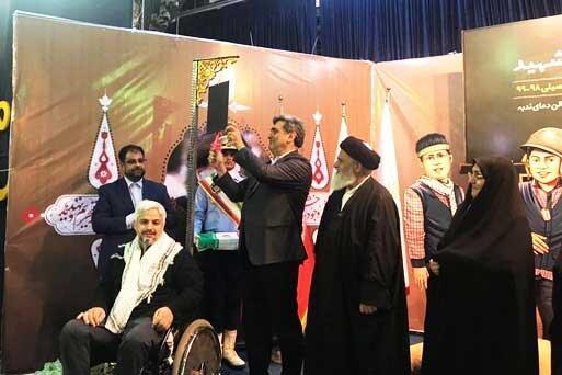 نواخته شدن زنگ دانش آموز شهید توسط شهردار تهران