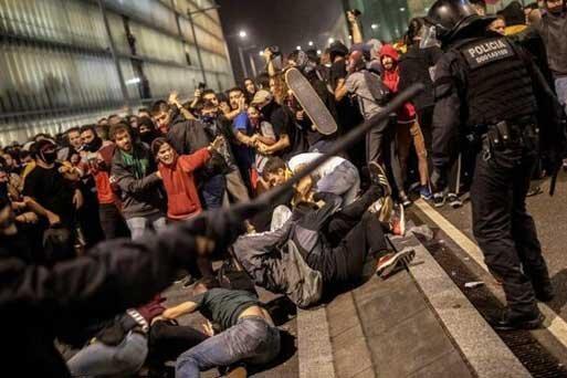 زد و خورد پلیس و معترضان در بارسلون؛ 53 زخمی و لغو 108 پرواز