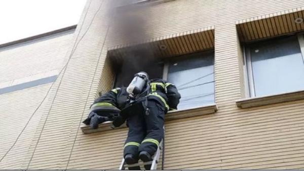 آتش سوزی در منزل مسکونی 3 طبقه در اصفهان