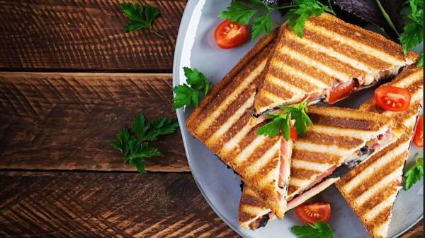 طرز تهیه اسنک پیتزایی خوش عطر و بو با طعم سوسیس و آویشن طرز تهیه اسنک پیتزایی خوش عطر و بو با طعم سوسیس و آویشن