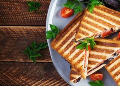 طرز تهیه اسنک پیتزایی خوش عطر و بو با طعم سوسیس و آویشن